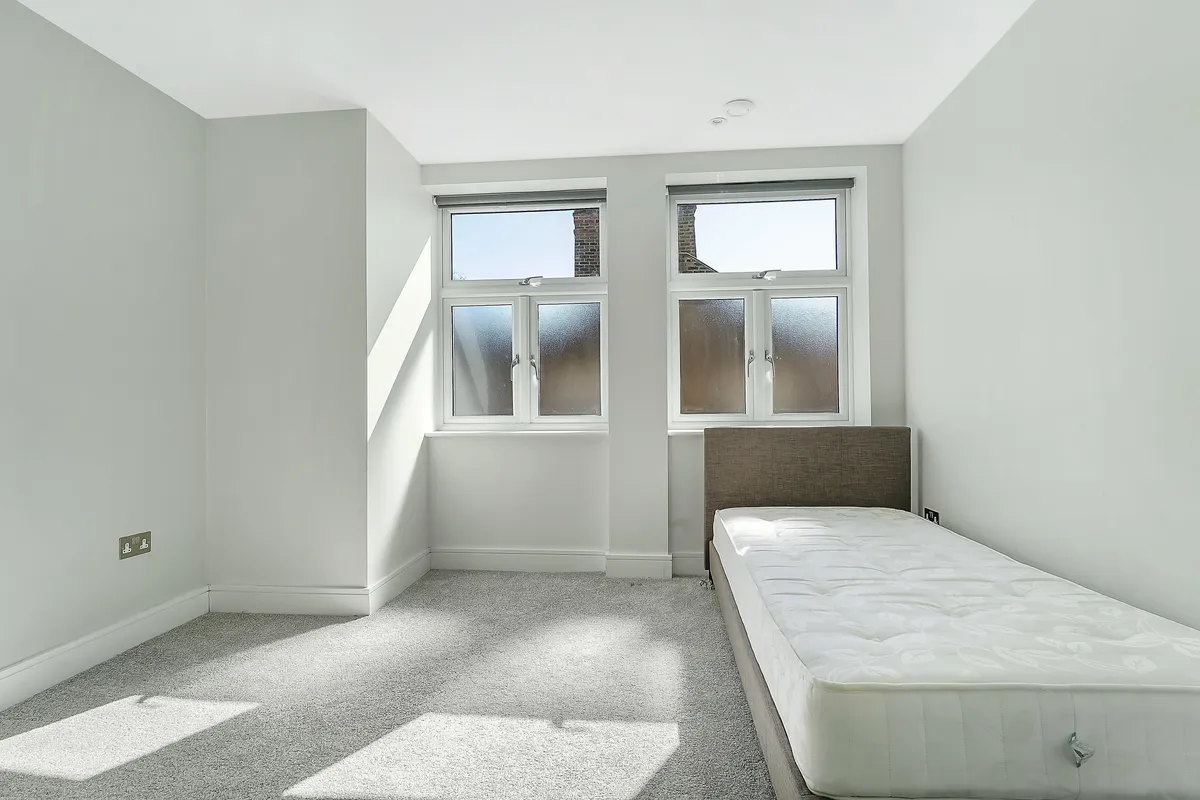 Flat Disraeli Road in Greater London