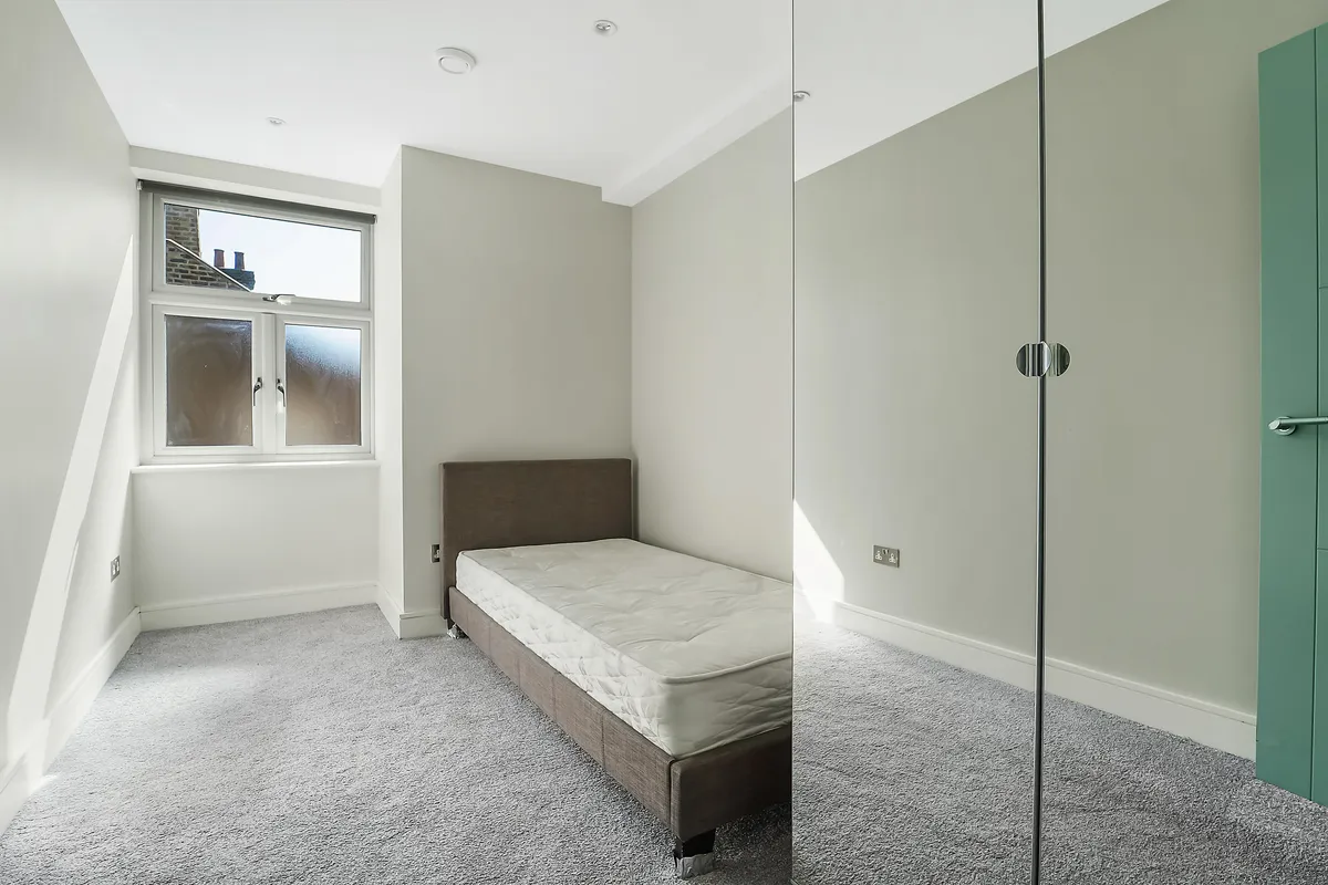 Flat Disraeli Road in Greater London