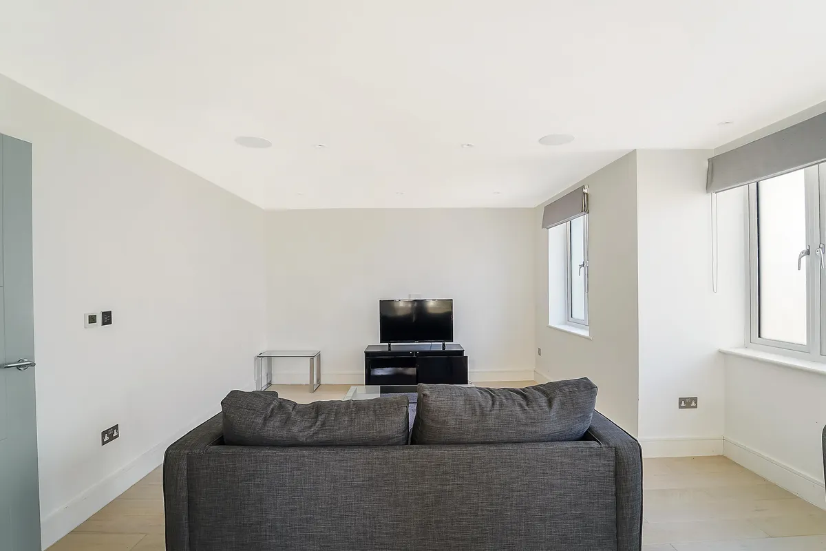 Flat Disraeli Road in Greater London