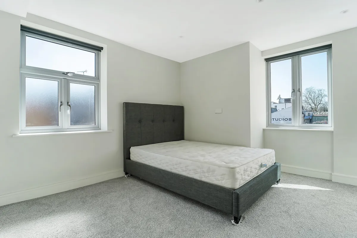 Flat Disraeli Road in Greater London