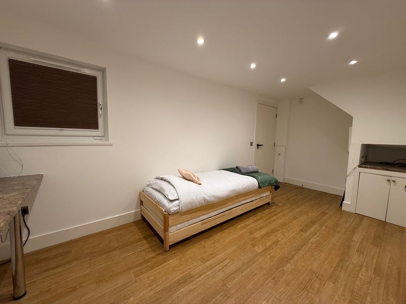 Room Haling Park Road in Greater London