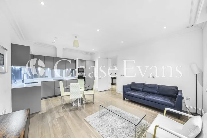 Flat Bridle Mews in Greater London