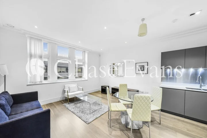 Flat Bridle Mews in Greater London
