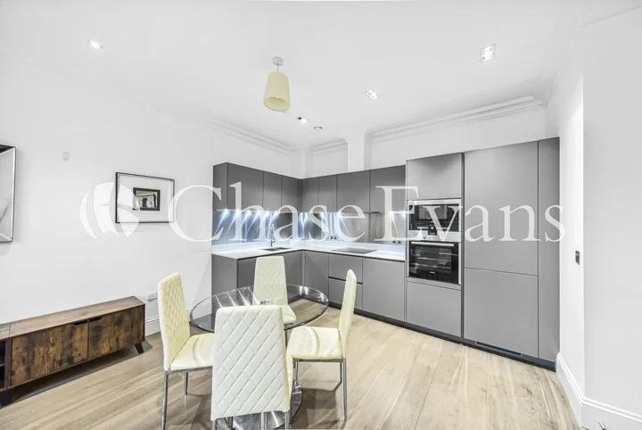 Flat Bridle Mews in Greater London