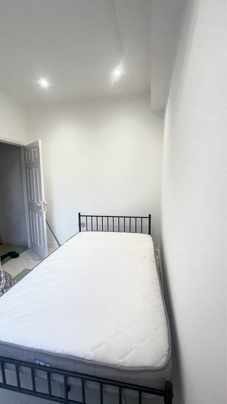 Room Gunning Street in Greater London