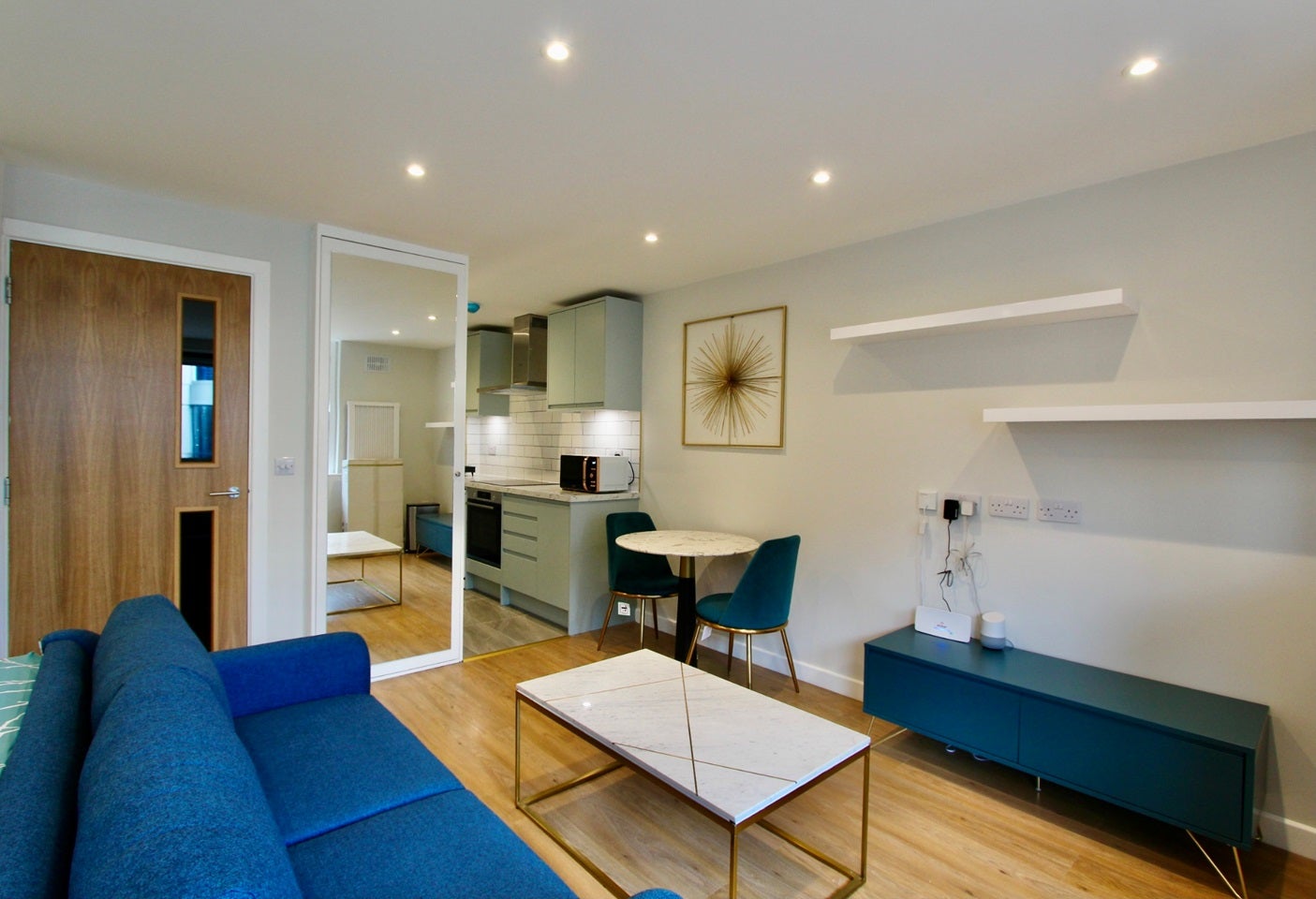 Flat Portsoken Street in City of London