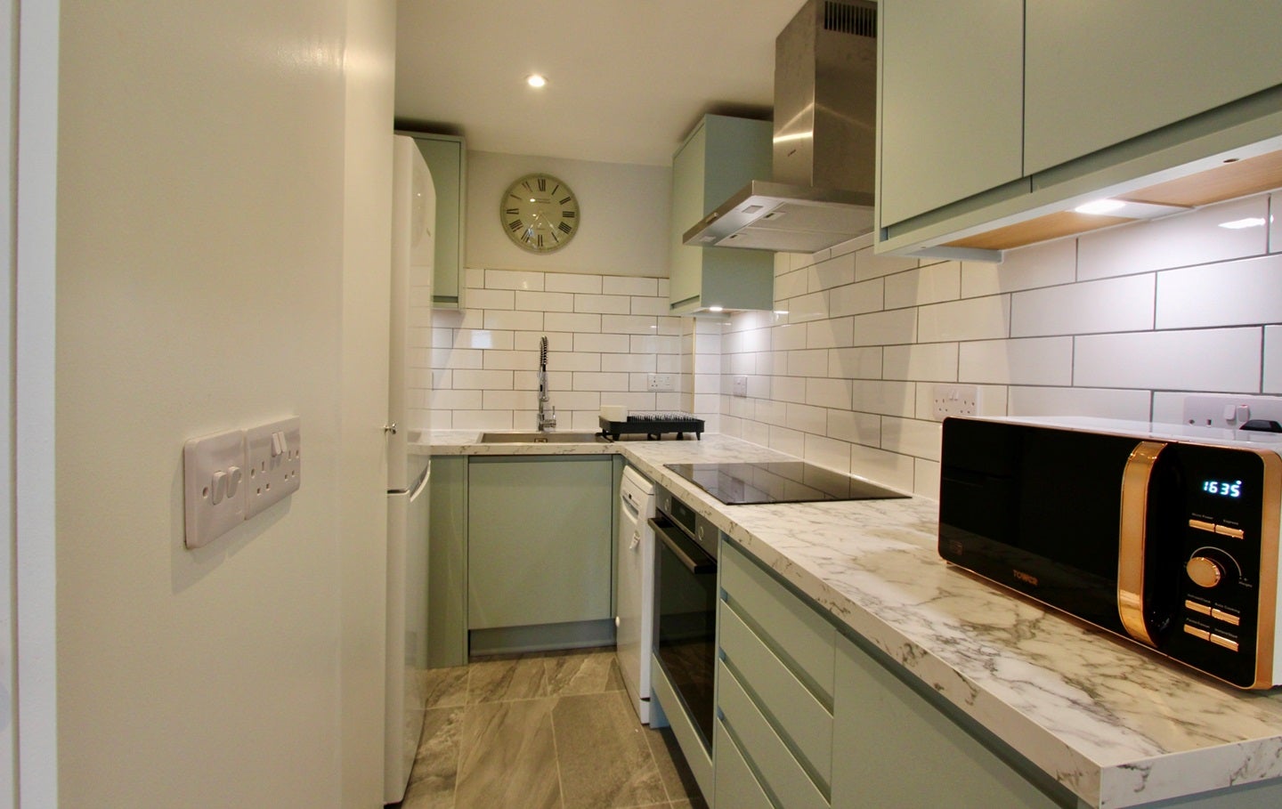 Flat Portsoken Street in City of London