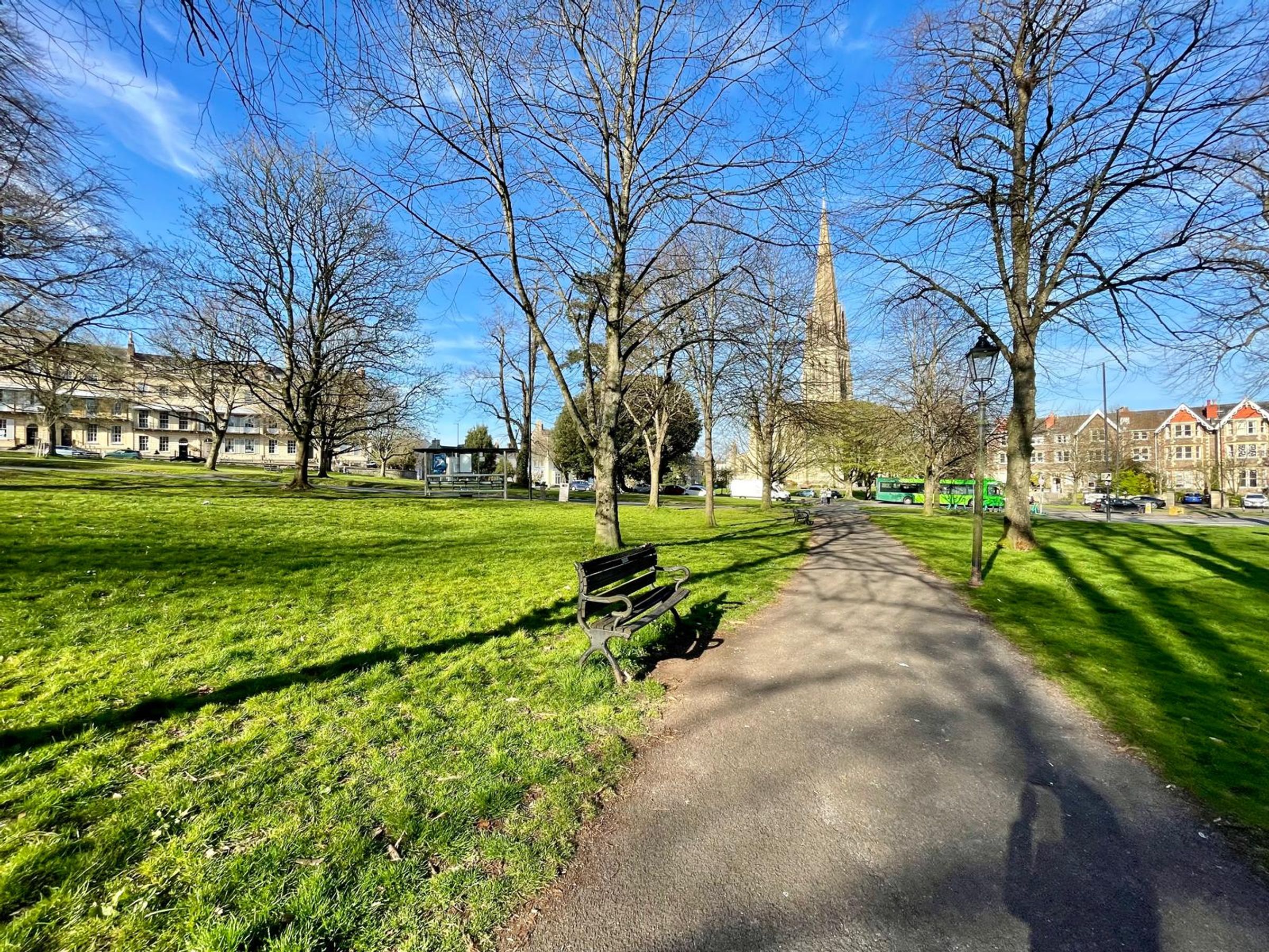 Flat Royal York Crescent in Bristol
