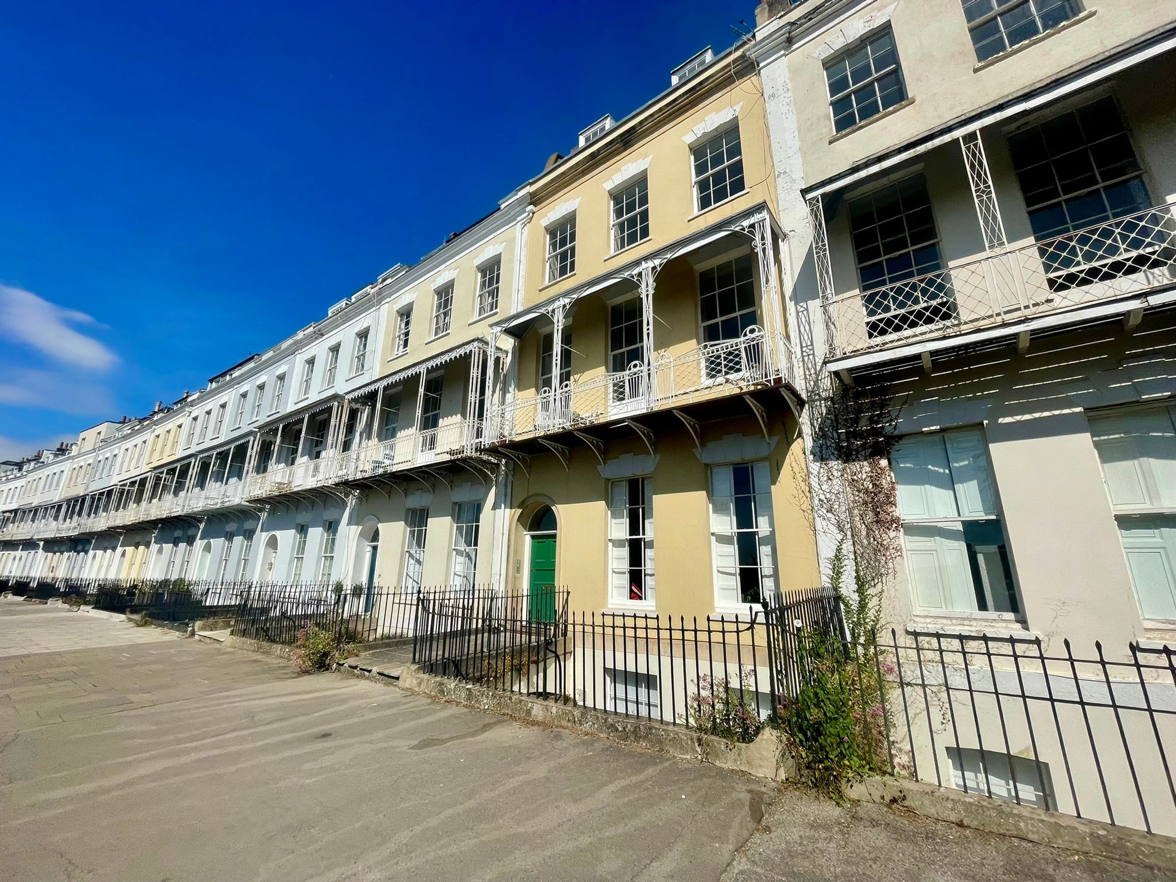 Flat Royal York Crescent in Bristol
