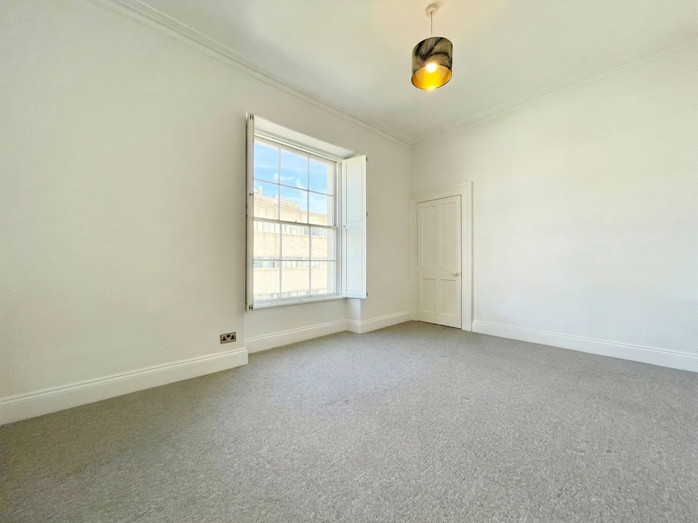 Flat Royal York Crescent in Bristol