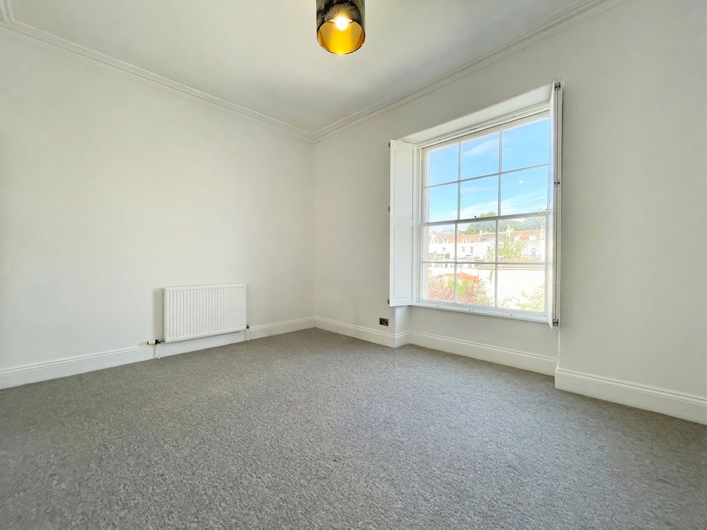 Flat Royal York Crescent in Bristol