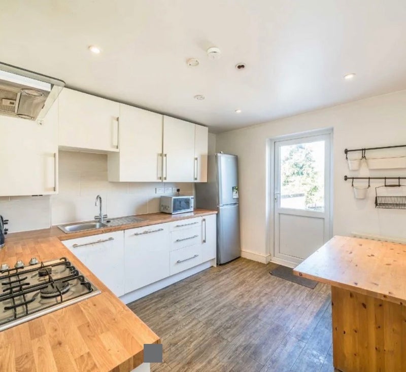 Room Garratt Lane in Greater London