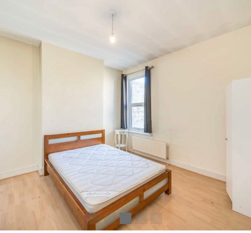 Room Garratt Lane in Greater London