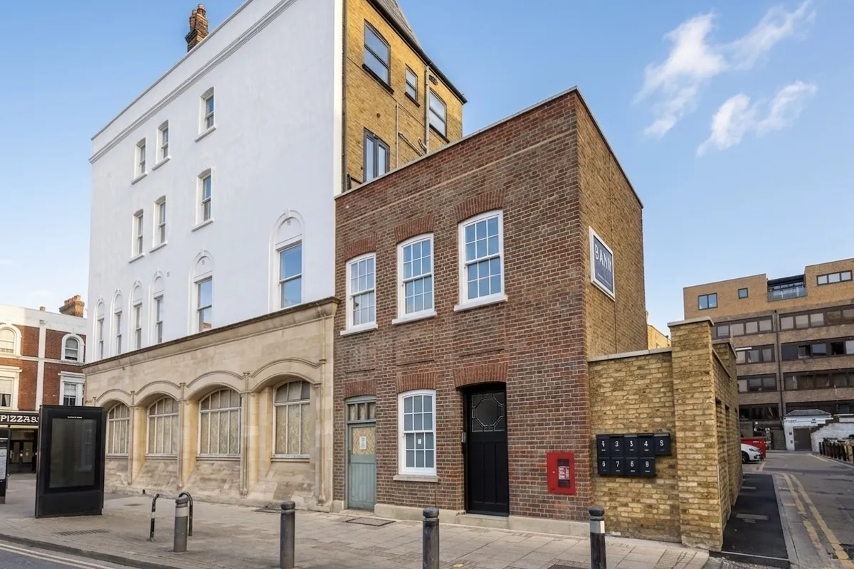 Flat Sutton Court Road in Greater London