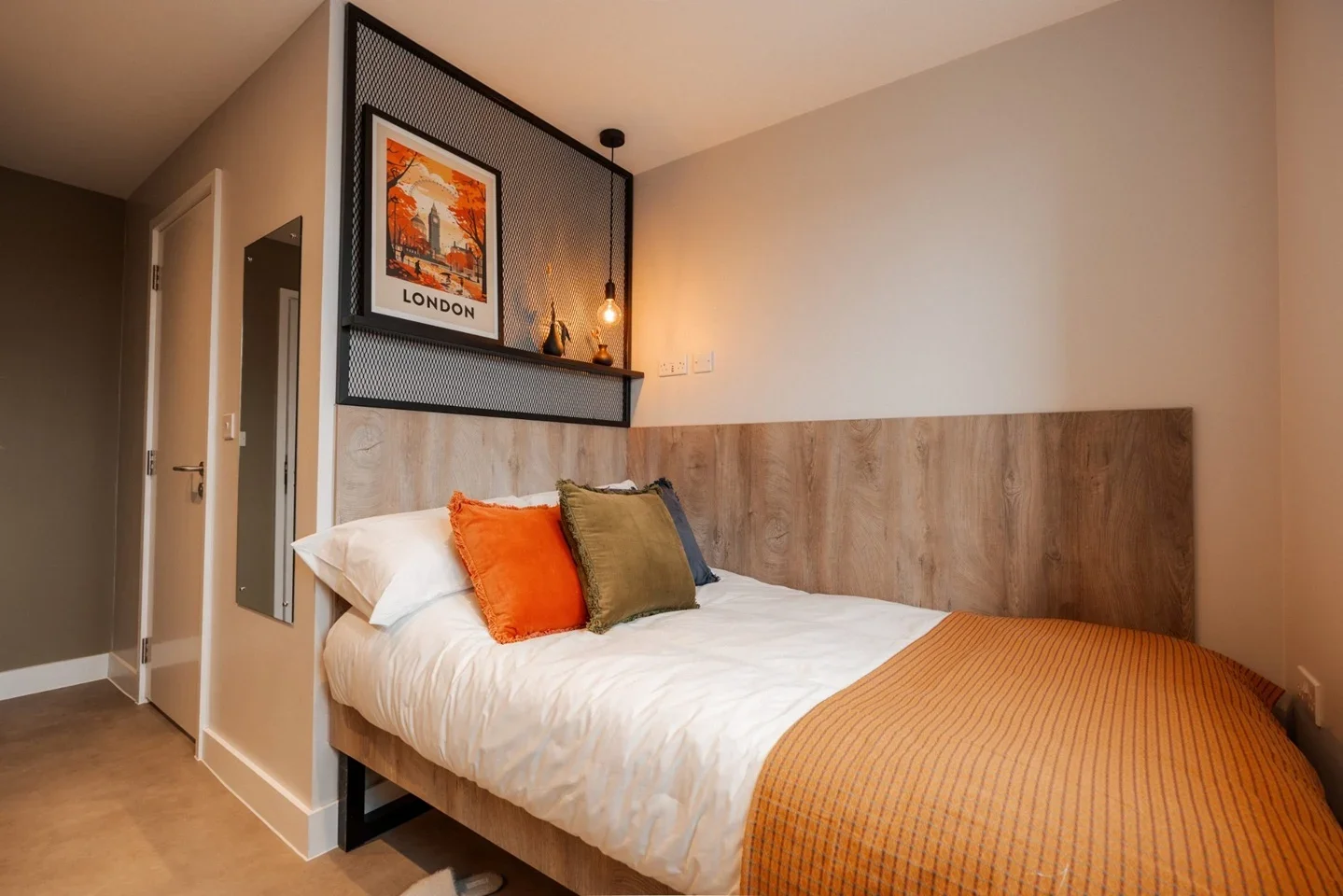 Room Ilderton Road in Greater London