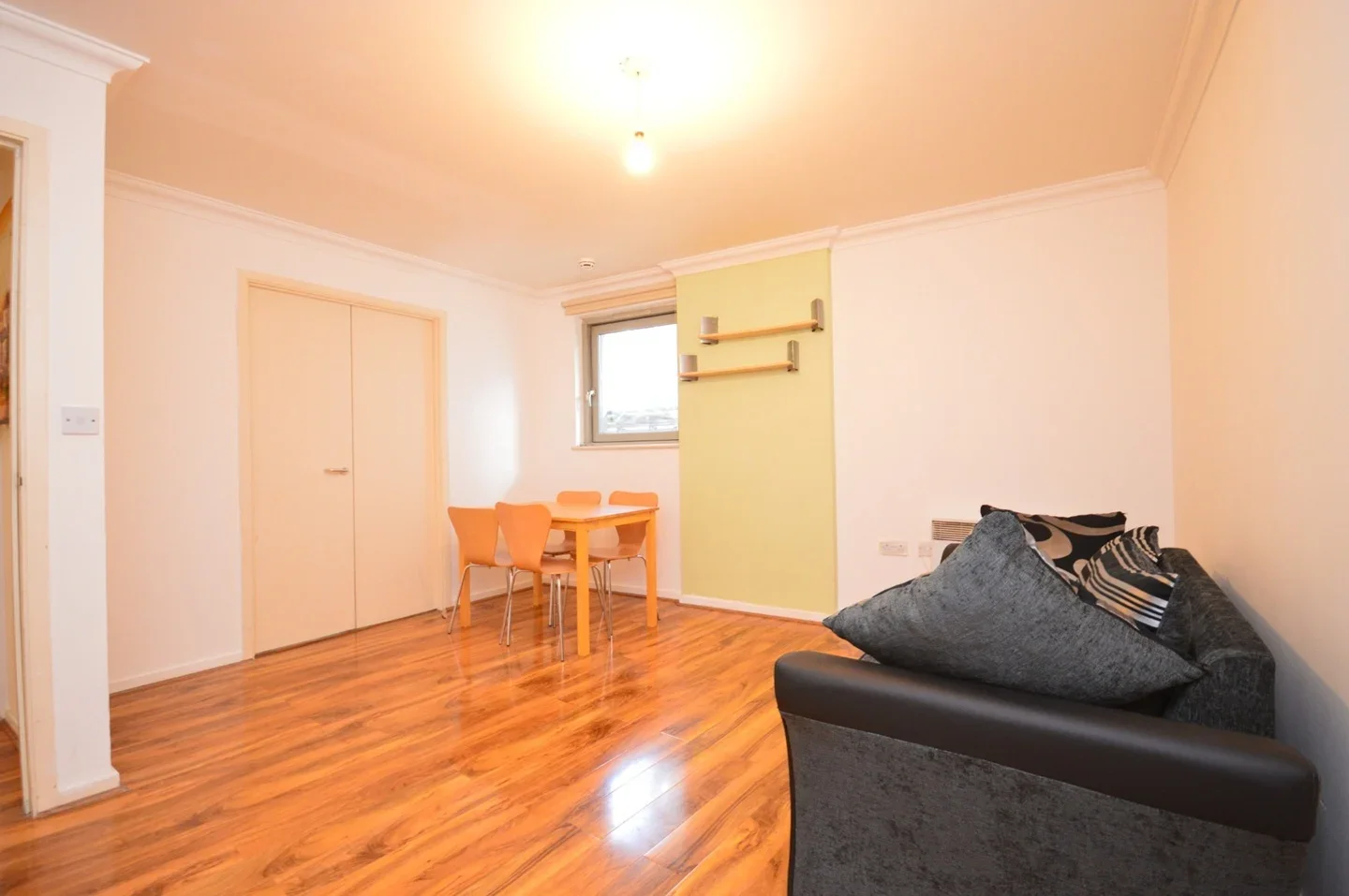 Flat Blackwall Way in Greater London