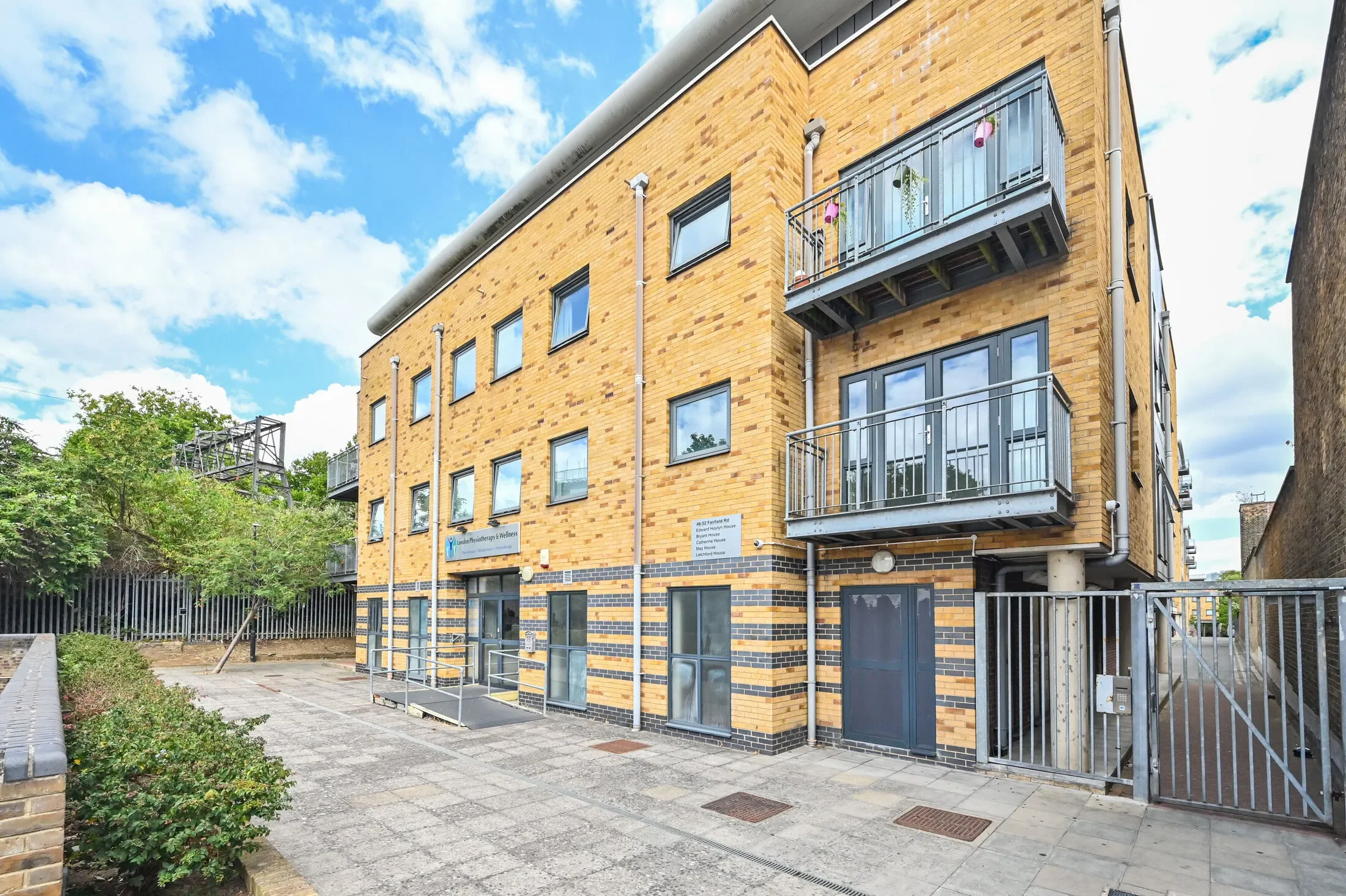 Flat Fairfield Road in Greater London