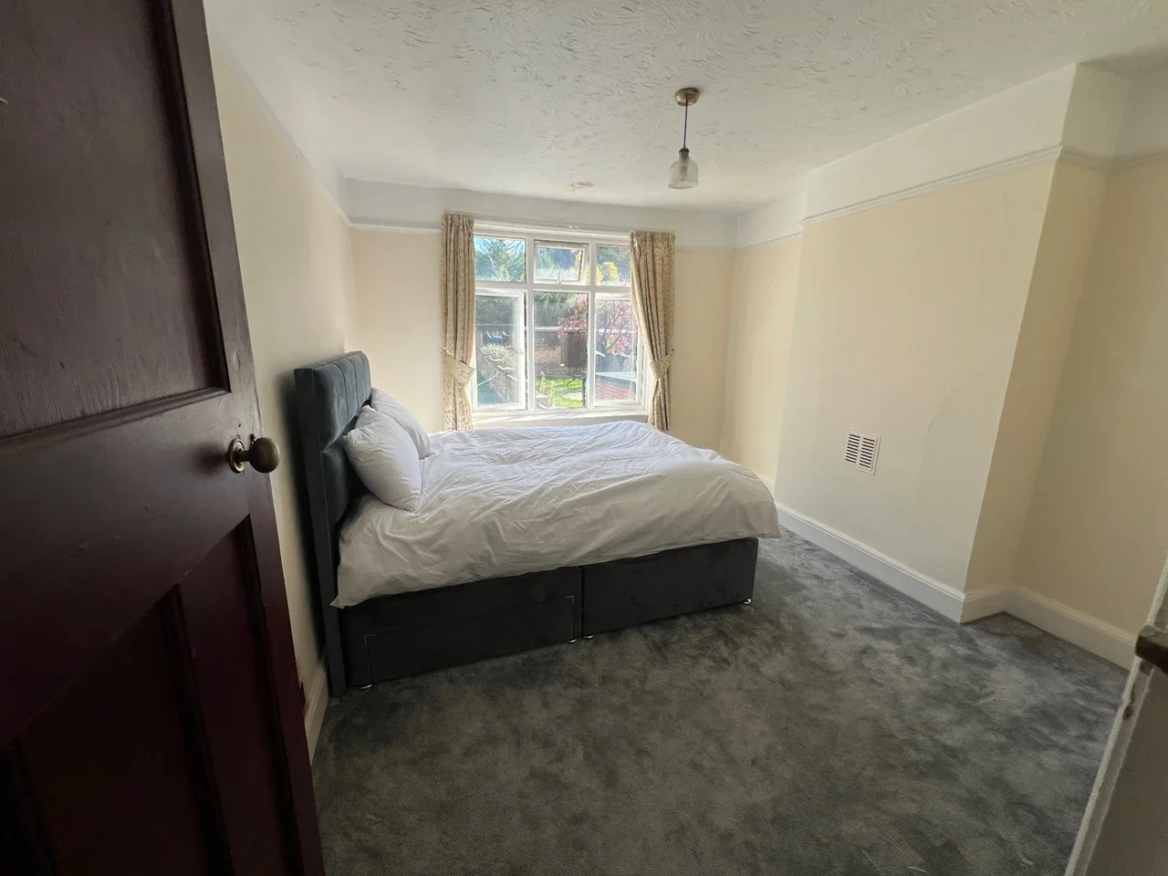 Room Old Bedford Road in Luton