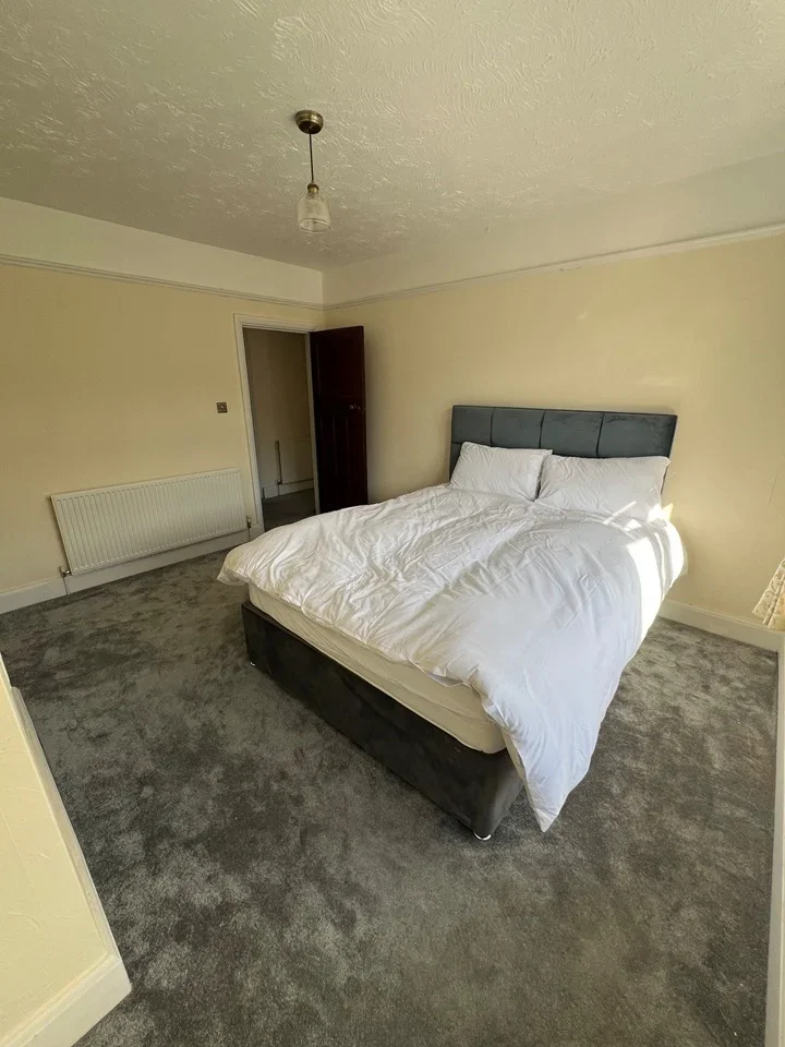 Room Old Bedford Road in Luton