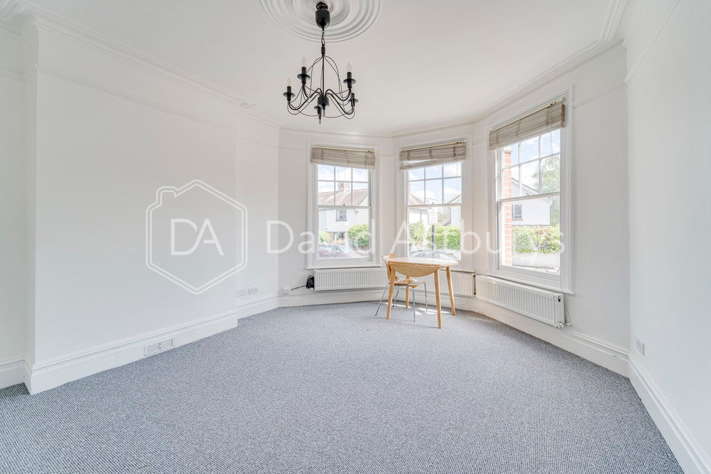 Flat Linzee Road in Greater London