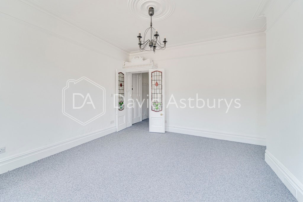Flat Linzee Road in Greater London
