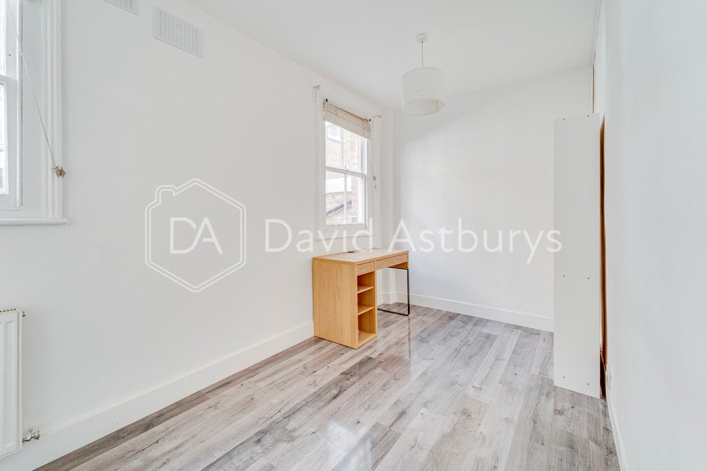 Flat Linzee Road in Greater London