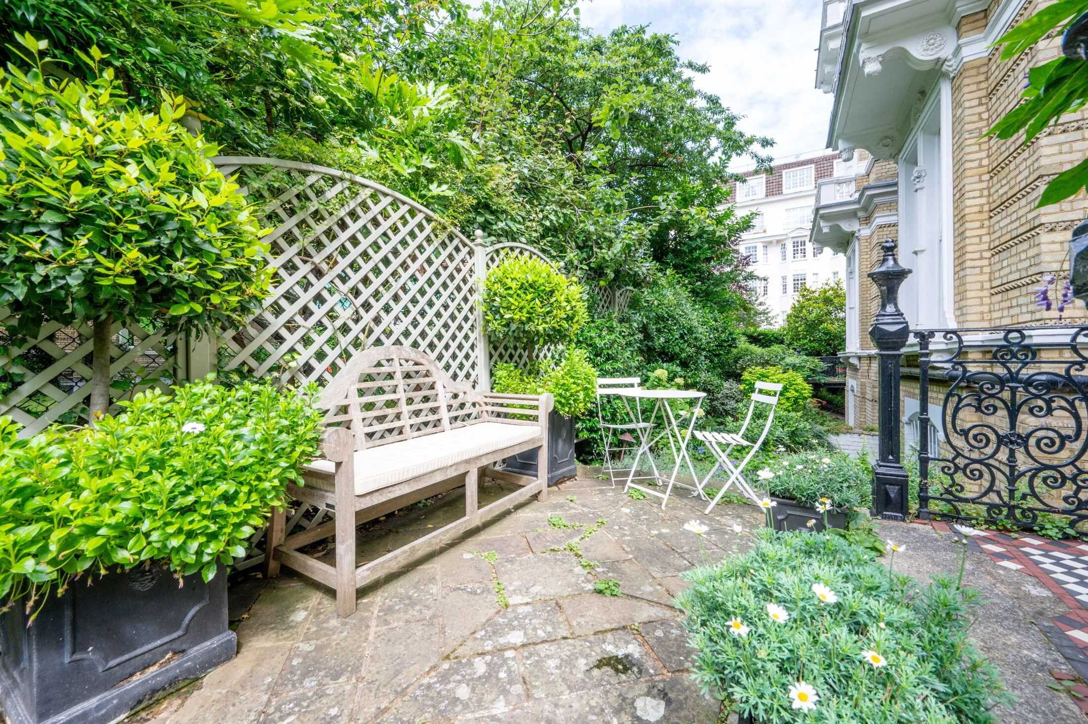 Flat Cornwall Gardens in Greater London