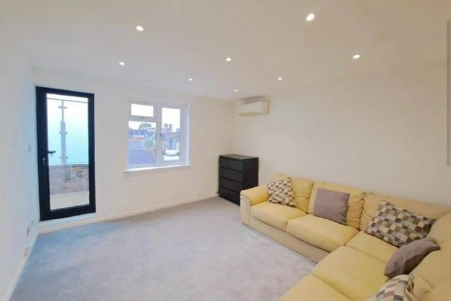 Flat Fulham Palace Road in Greater London