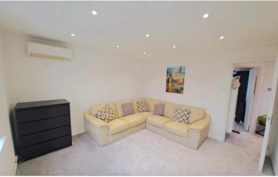 Flat Fulham Palace Road in Greater London