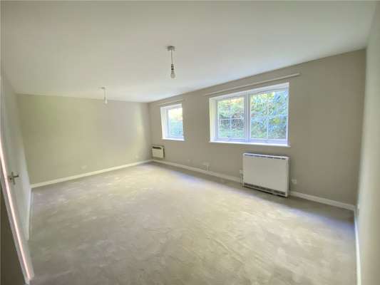 Flat Tuscany Gardens in Crawley