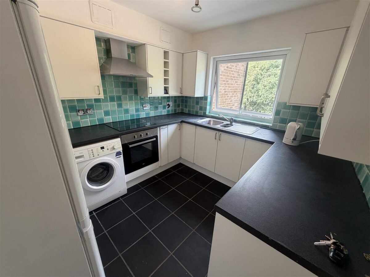 Flat Hadleigh Court in Broxbourne