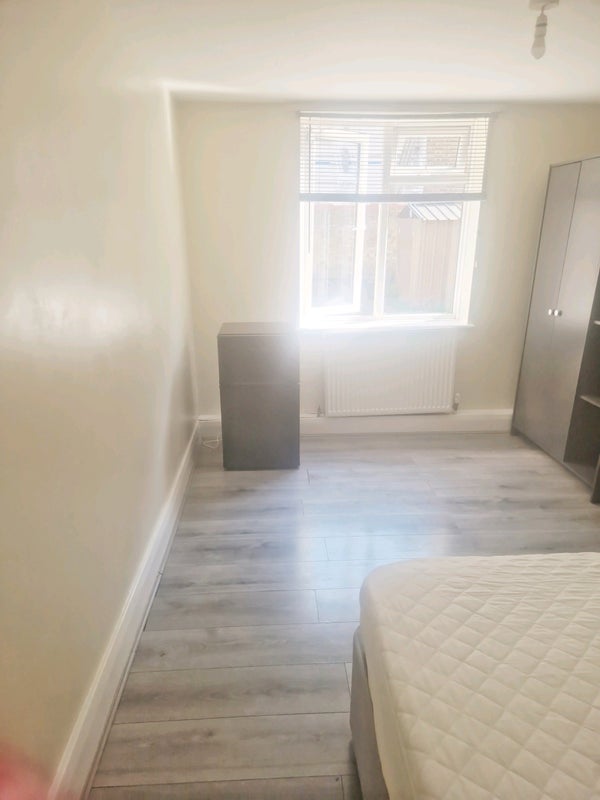Room Spondon Road in Greater London