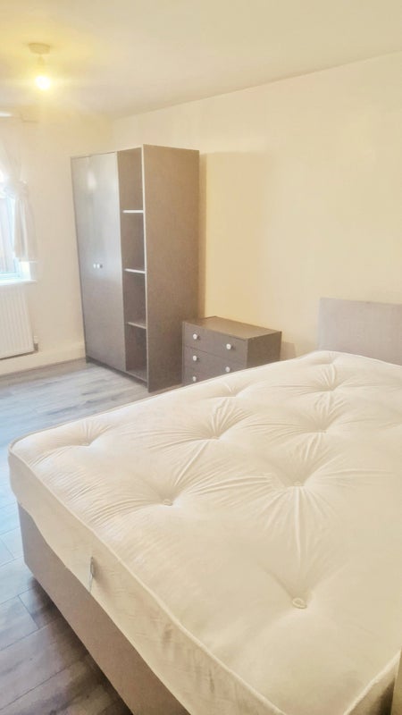 Room Spondon Road in Greater London
