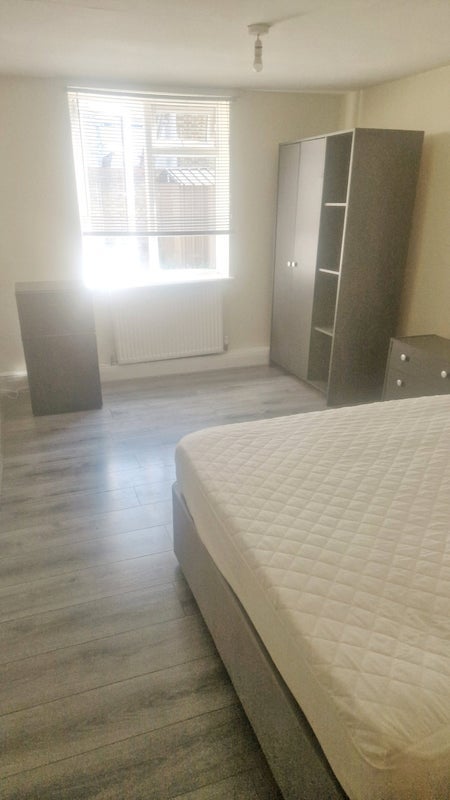 Room Spondon Road in Greater London