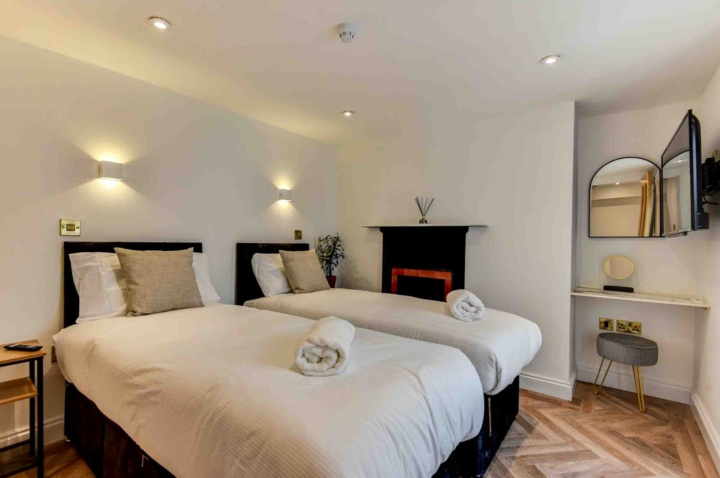 Flat Marine Square in Brighton