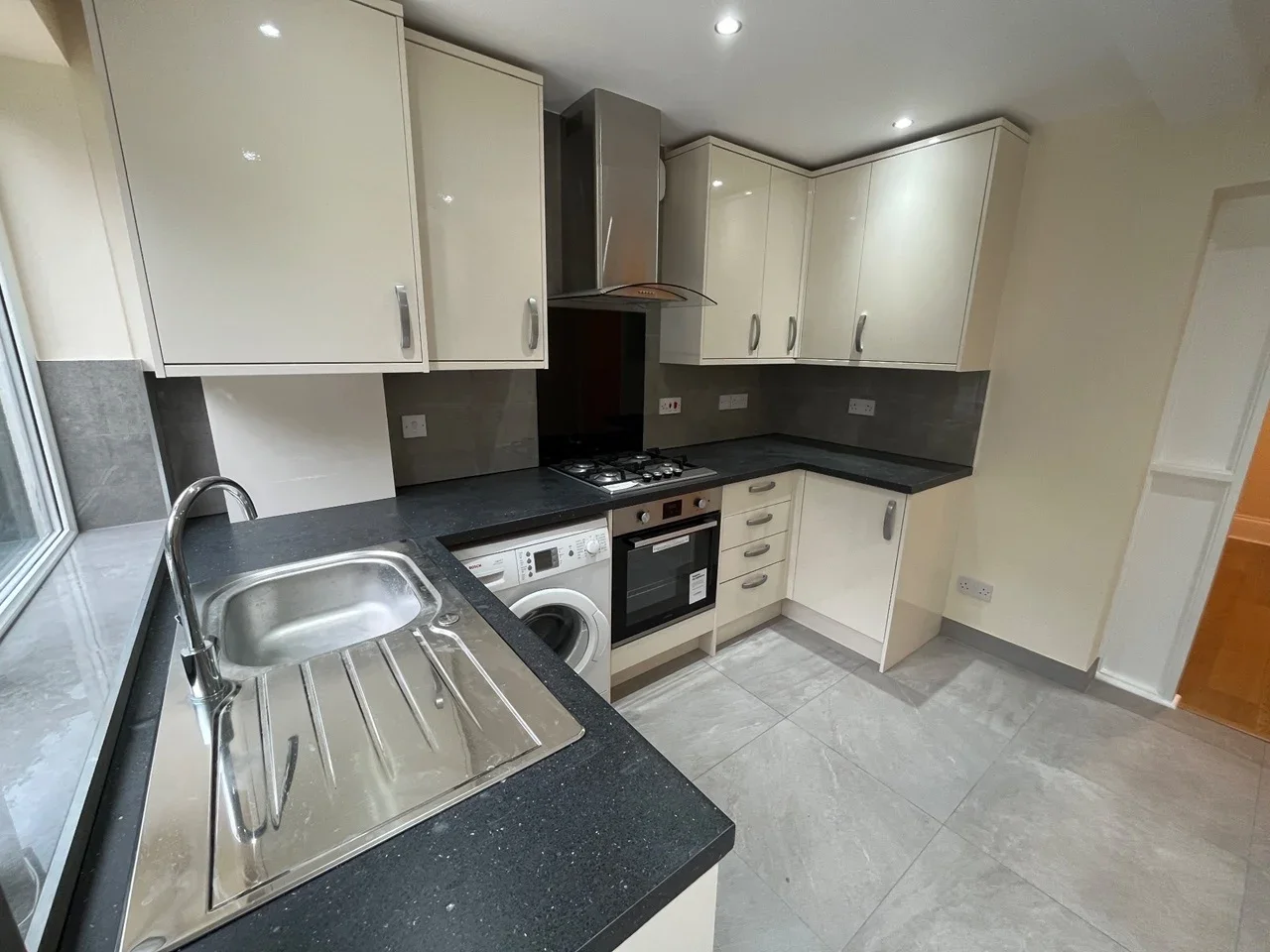 Flat Roxborough Road in Greater London