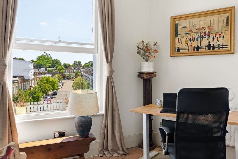 Flat Mountgrove Road in Greater London