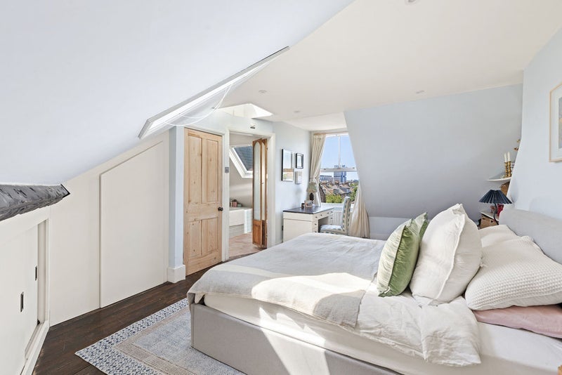 Flat Mountgrove Road in Greater London