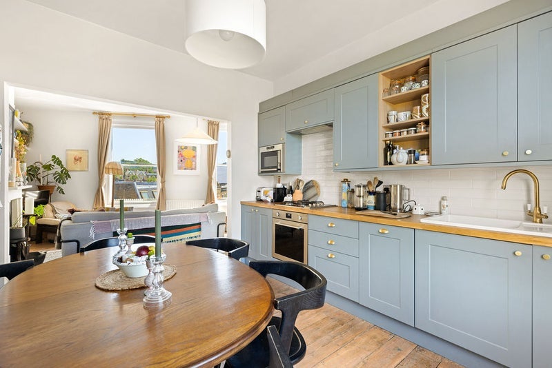 Flat Mountgrove Road in Greater London