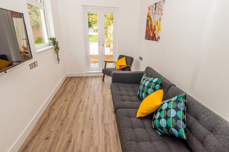 Room Spur Road in Greater London