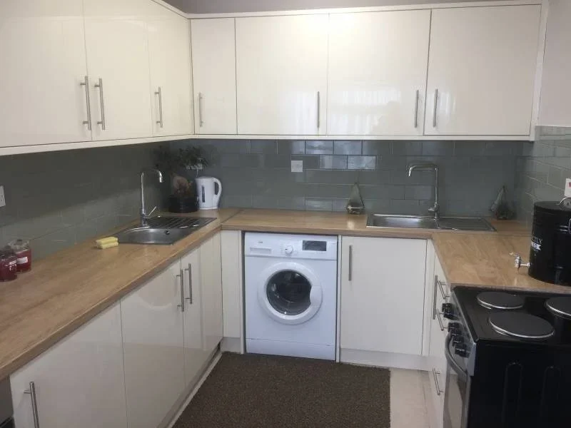 Room Allenby Road in Greater London