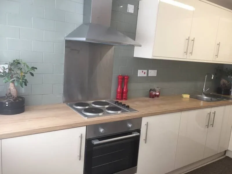 Room Allenby Road in Greater London