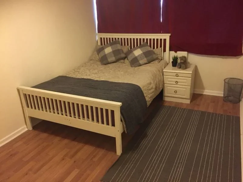 Room Allenby Road in Greater London