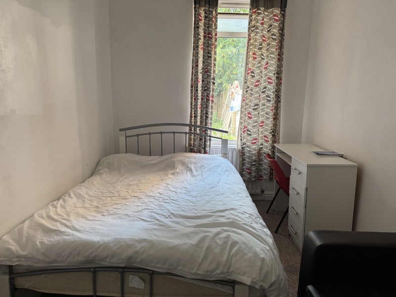 Room Widdrington Road in Coventry