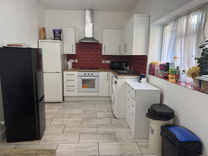 Room Widdrington Road in Coventry