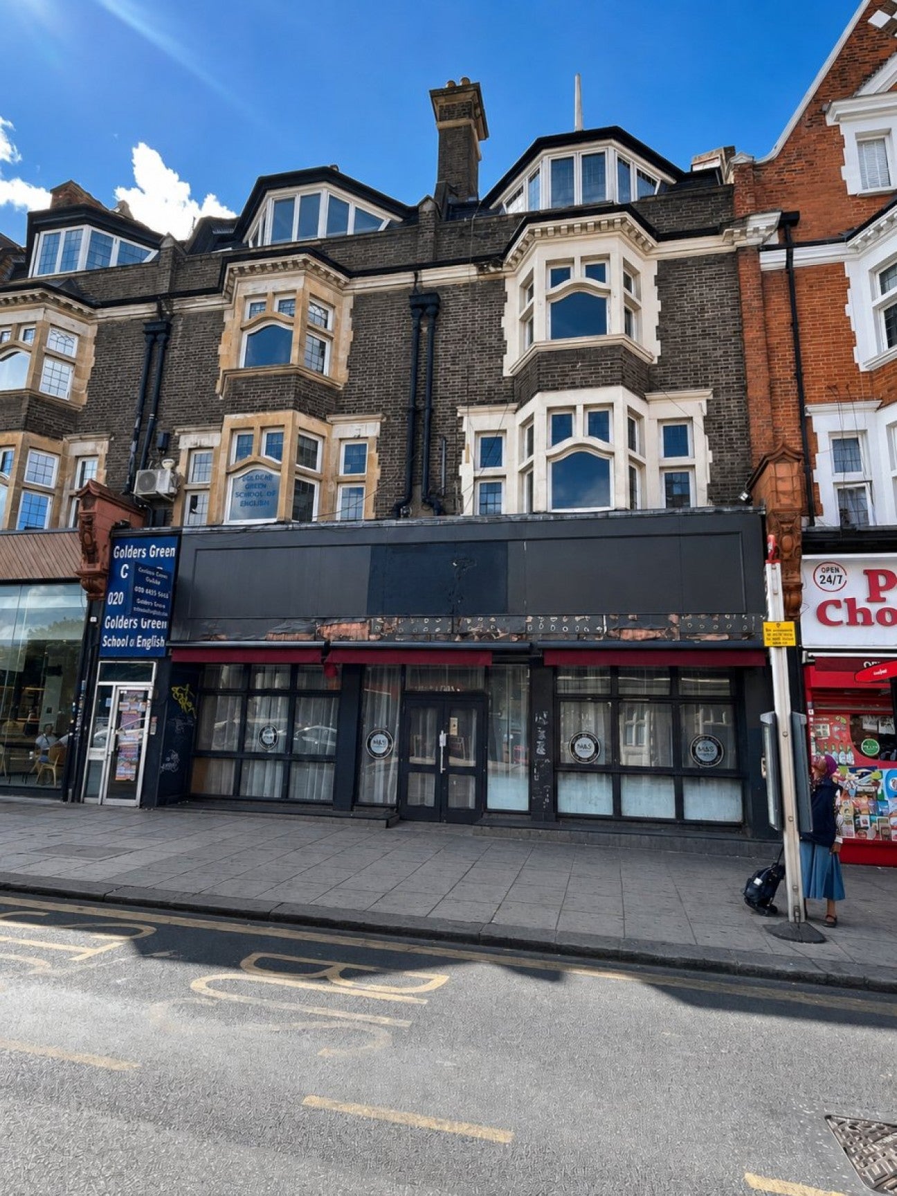 Flat Golders Green Road in Greater London