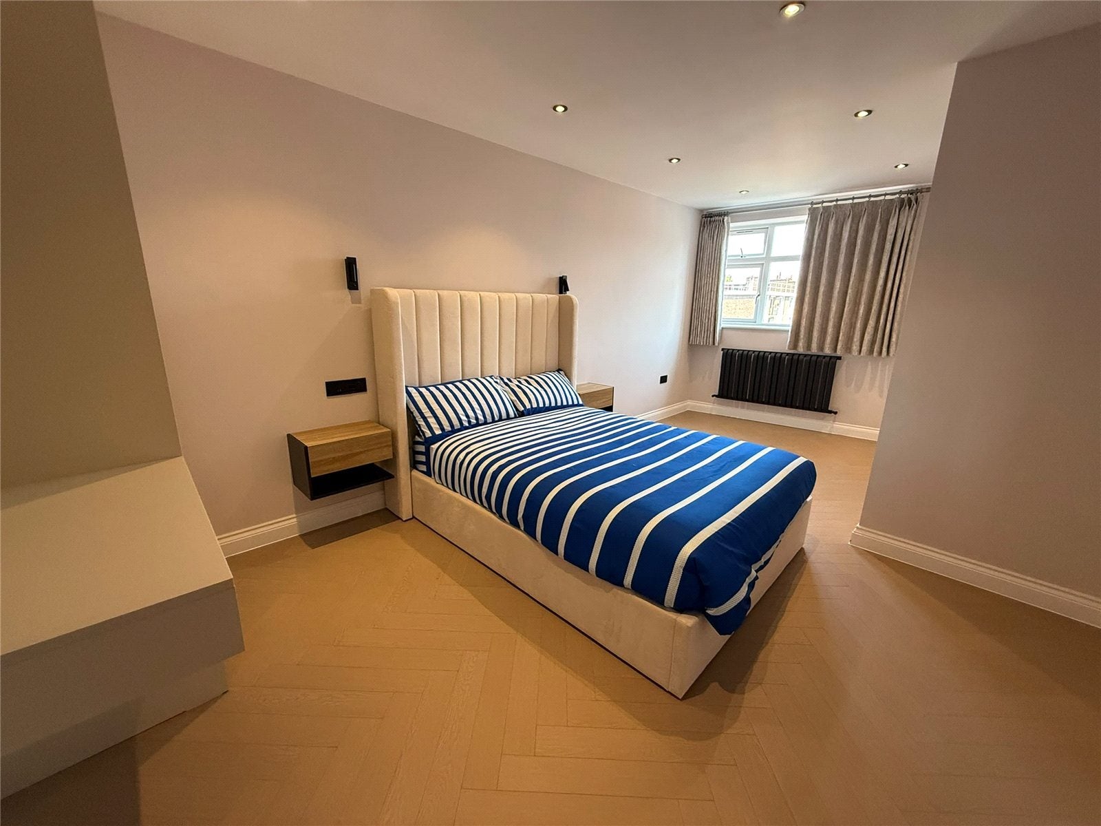 Flat Philpot Street in Greater London