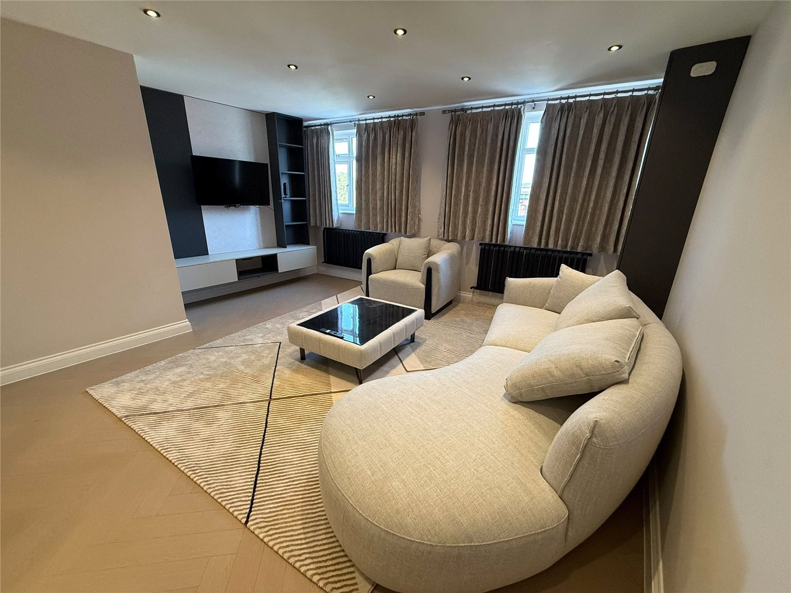 Flat Philpot Street in Greater London