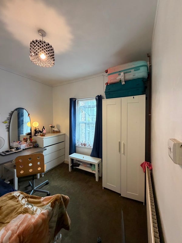 Room Curwen Avenue in Greater London