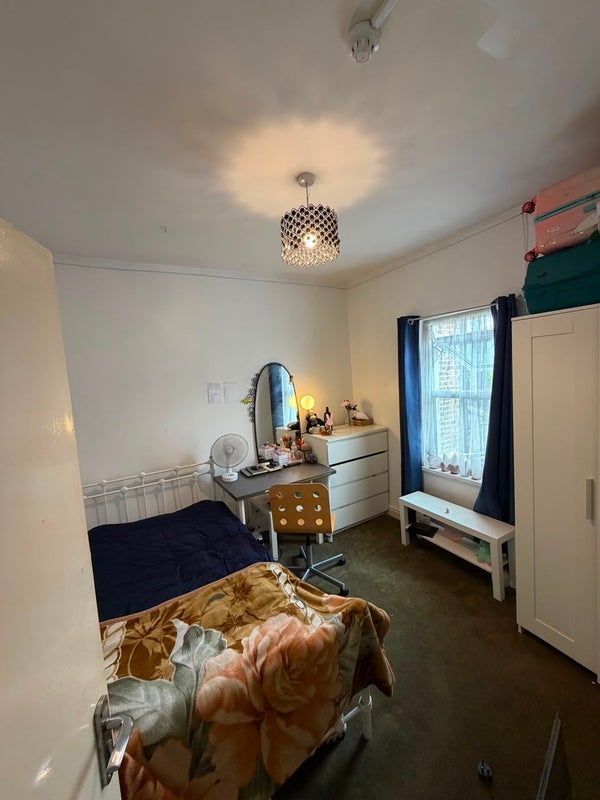 Room Curwen Avenue in Greater London
